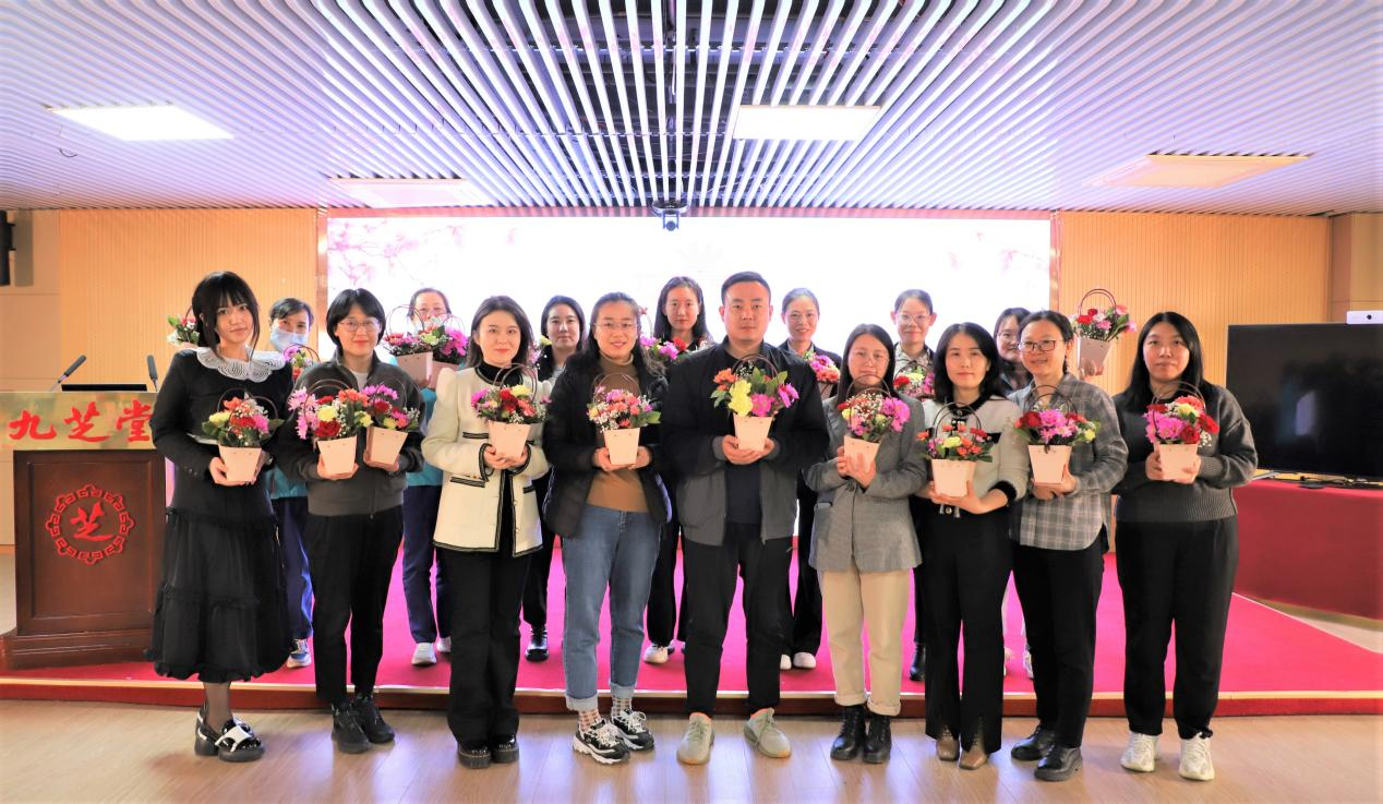 �¾��������� ������������ �ǿռ��ż�����֯��չϵ�����˸�Ů����ף�